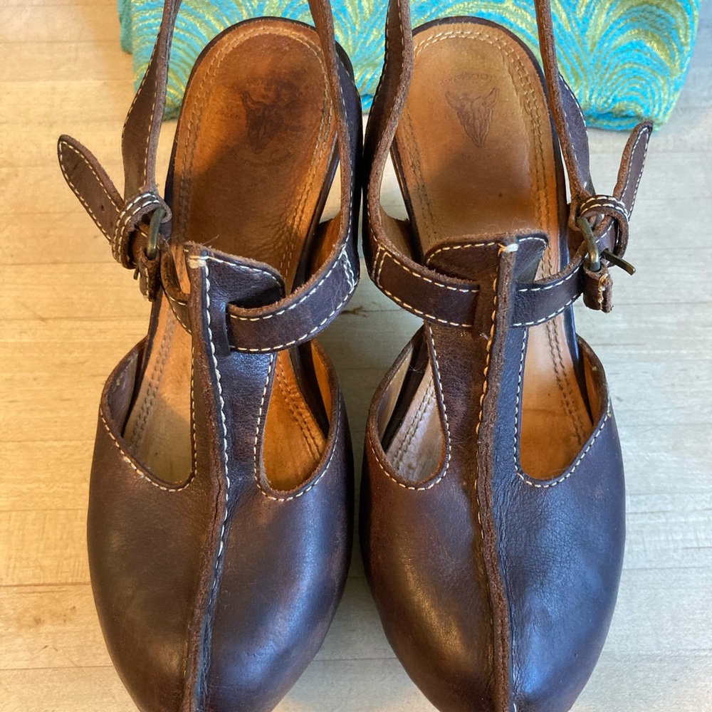 Vintage Frye leather sandals